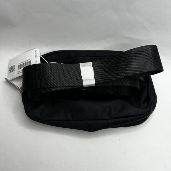 Lululemon Everywhere Belt Bag – Black Waist Crossbody Bag NWT - Picture 3 of 4
